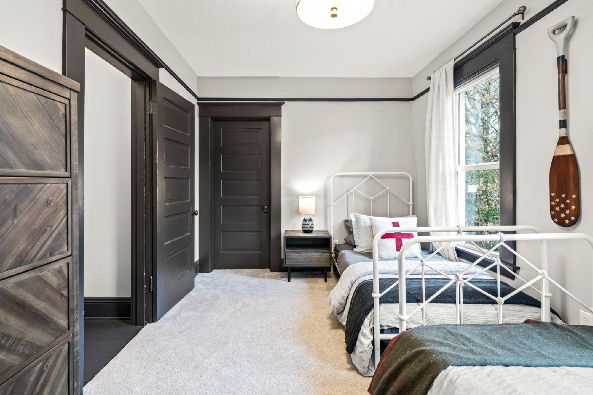 Collection - Fresh Belmont Charmer - 95 Walkscore Holiday home *