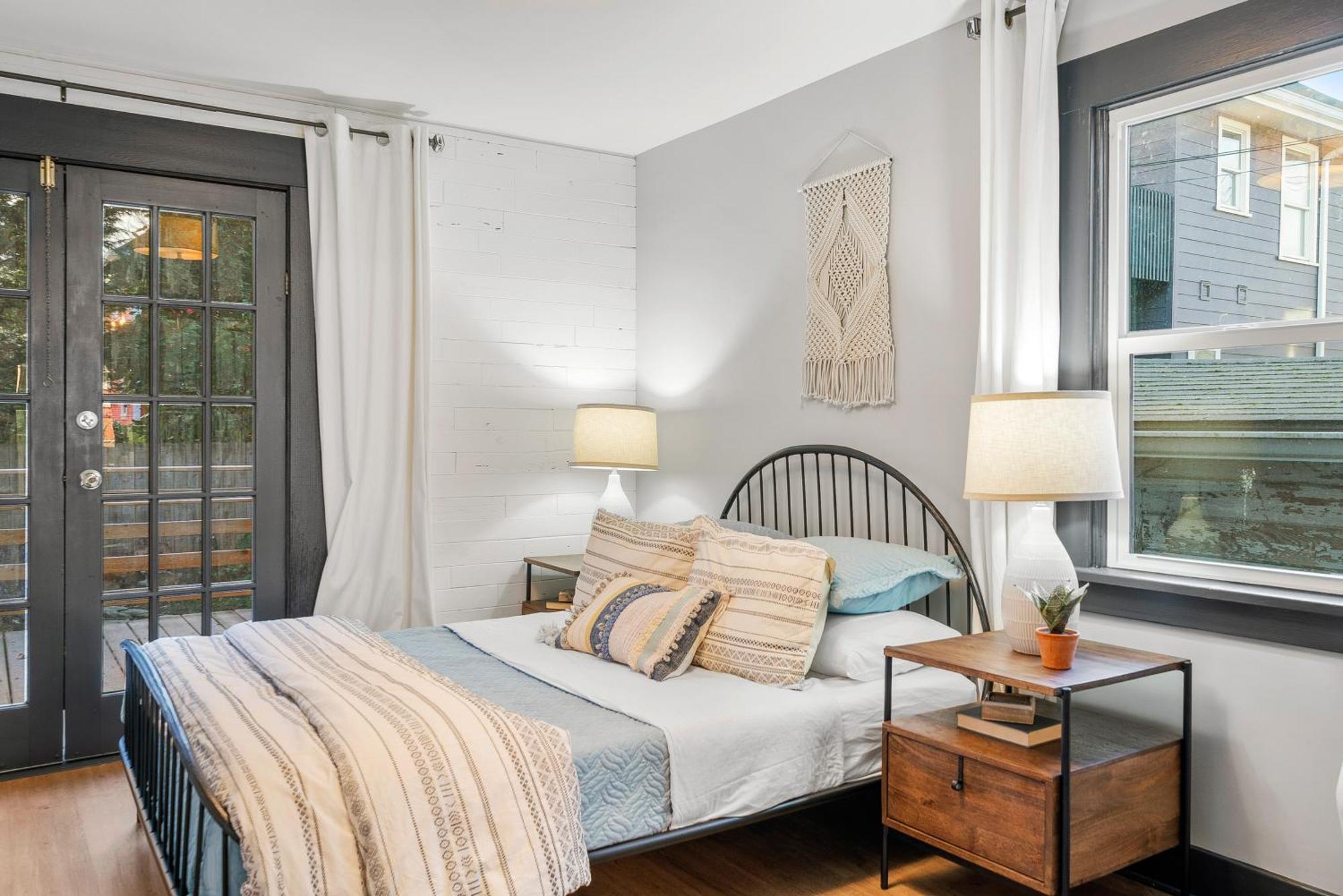 Holiday home Collection - Fresh Belmont Charmer - 95 Walkscore *