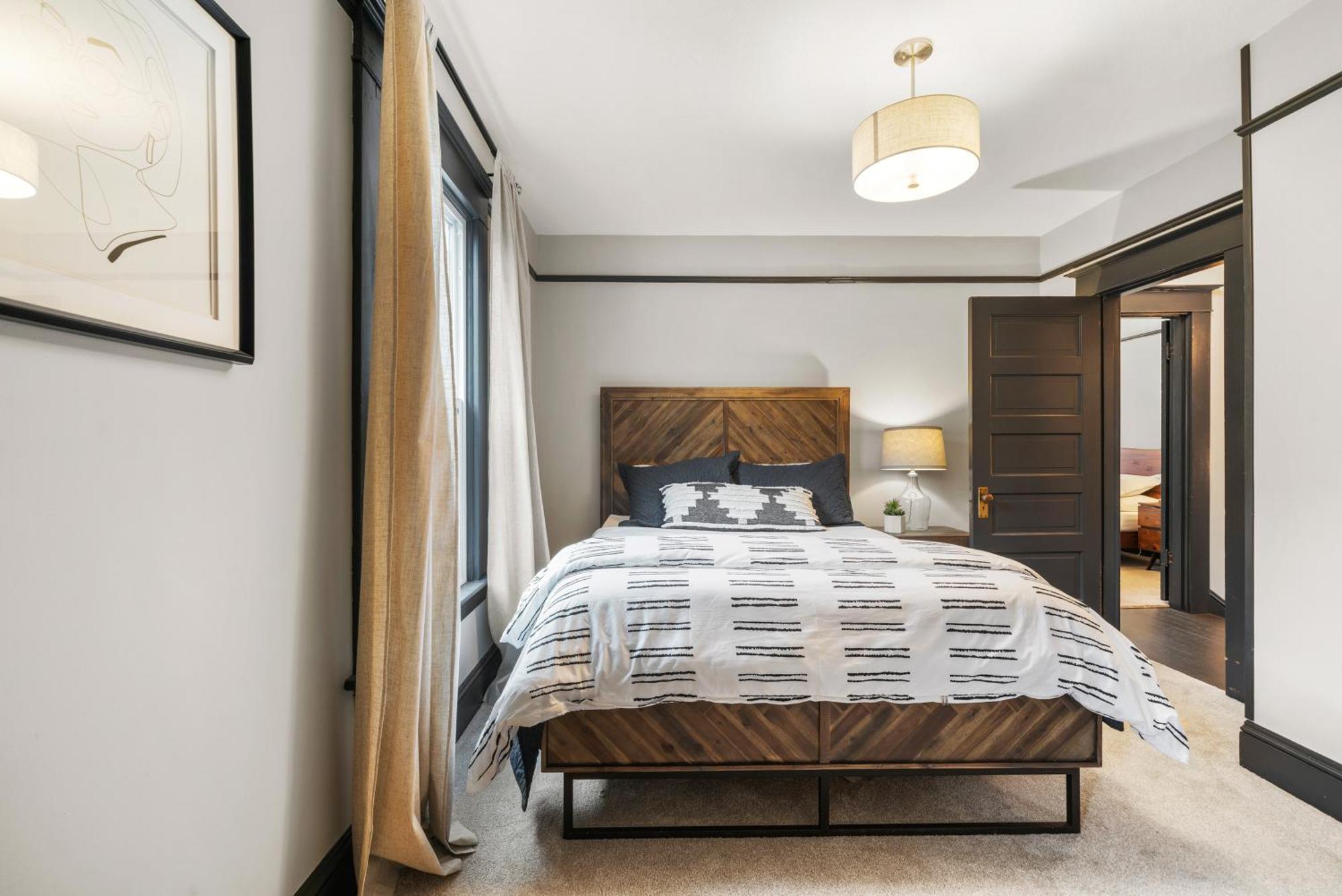 Collection - Fresh Belmont Charmer - 95 Walkscore Holiday home *