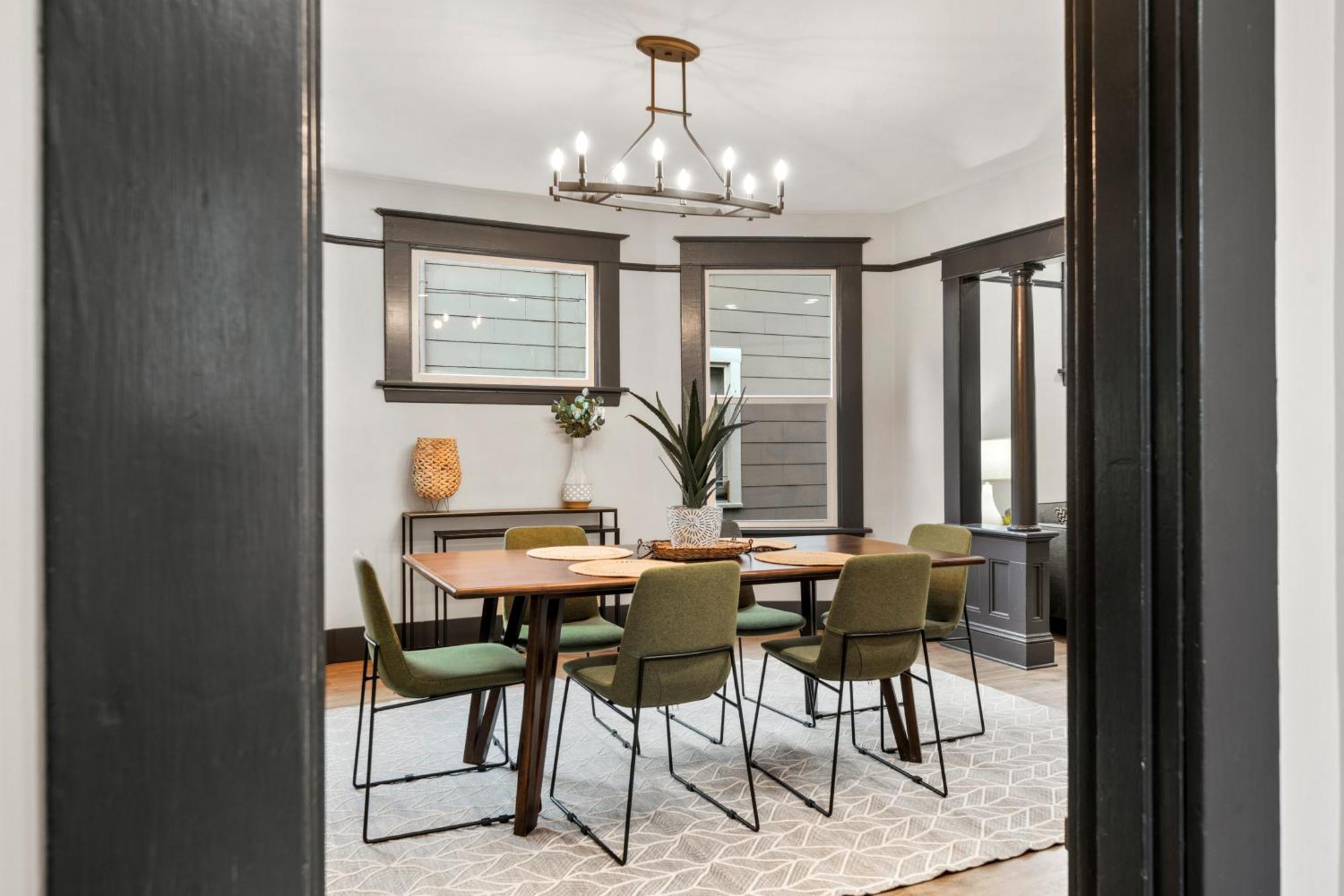 Holiday home Collection - Fresh Belmont Charmer - 95 Walkscore