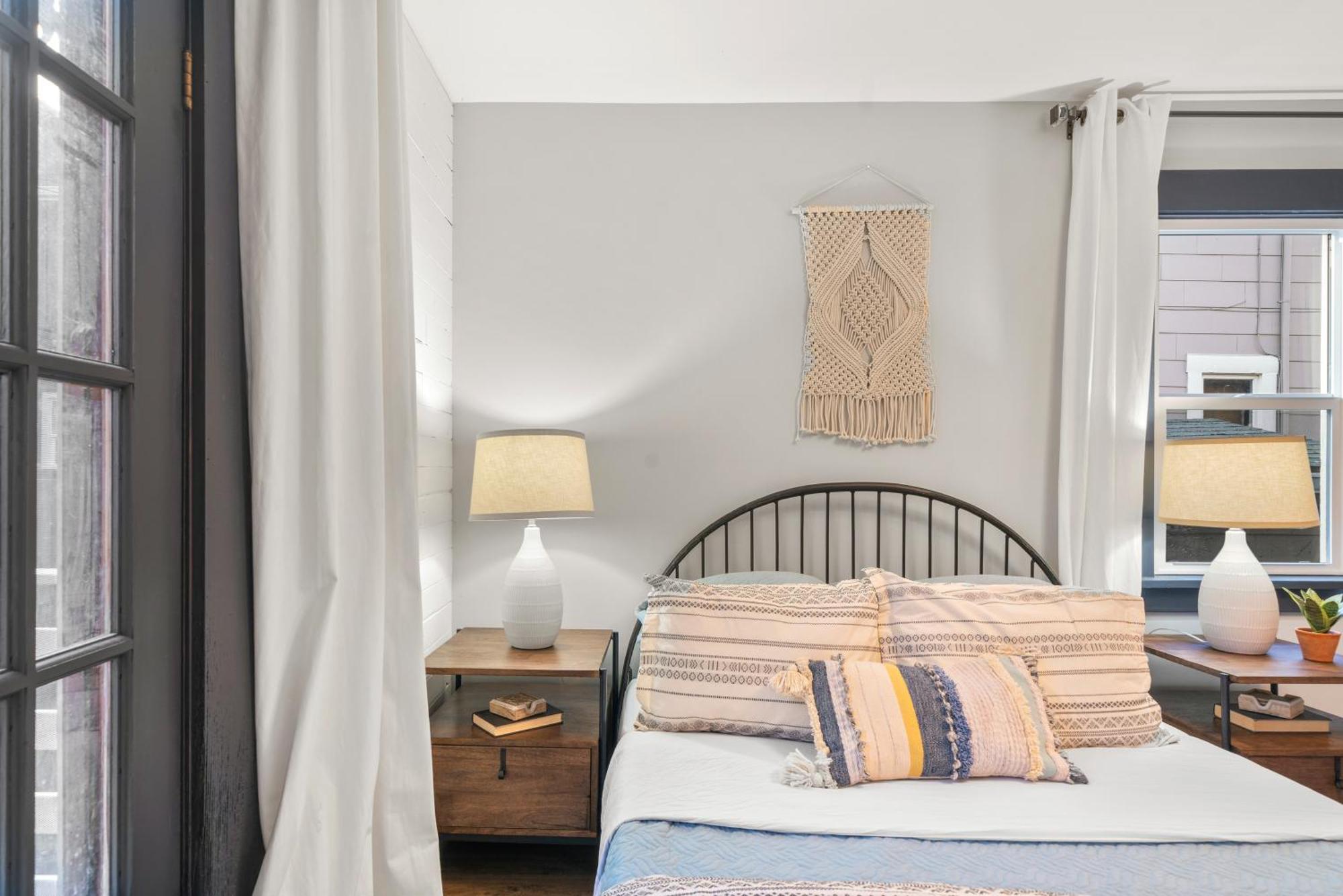 Holiday home Collection - Fresh Belmont Charmer - 95 Walkscore *